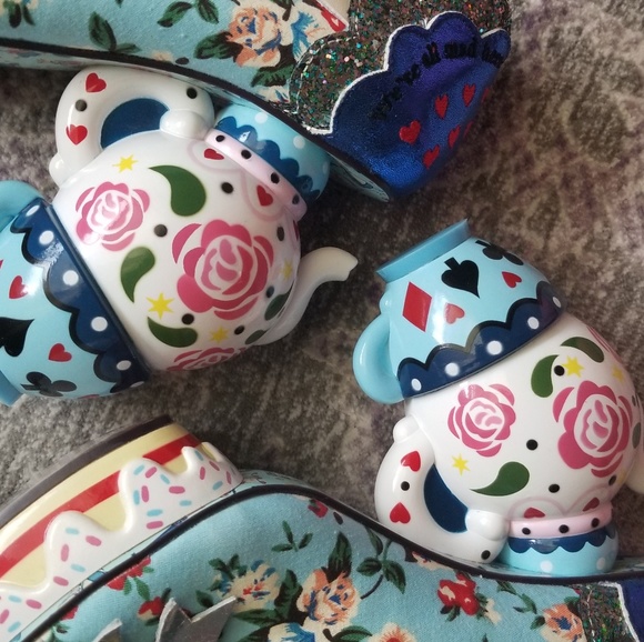 Alice in Wonderland One Lump or Two - Picture 5 of 6